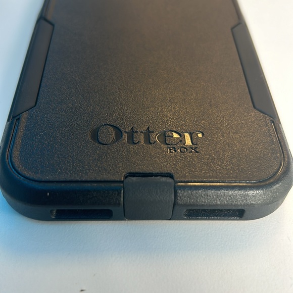 iPhone 11 OtterBox Commuter Series - Picture 3 of 5